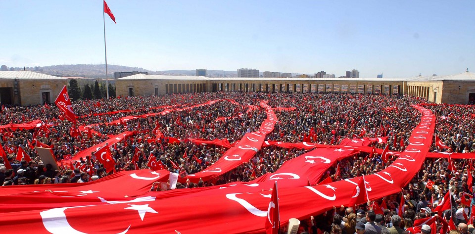 Правительство в Турции преуспевает в «управлении демократией», в то время как оппозиция в Турции не действует как альтернатива